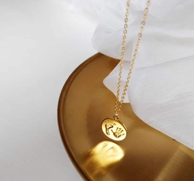 On that day, you created an original design with human body imprints, featuring a cool and minimalist style with a simple pendant and coin necklace